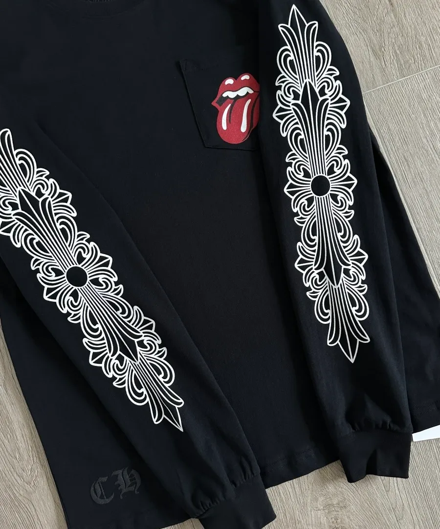 Деталь рукава и нагрудного кармана черного лонгслива Chrome Hearts x Rolling Stones