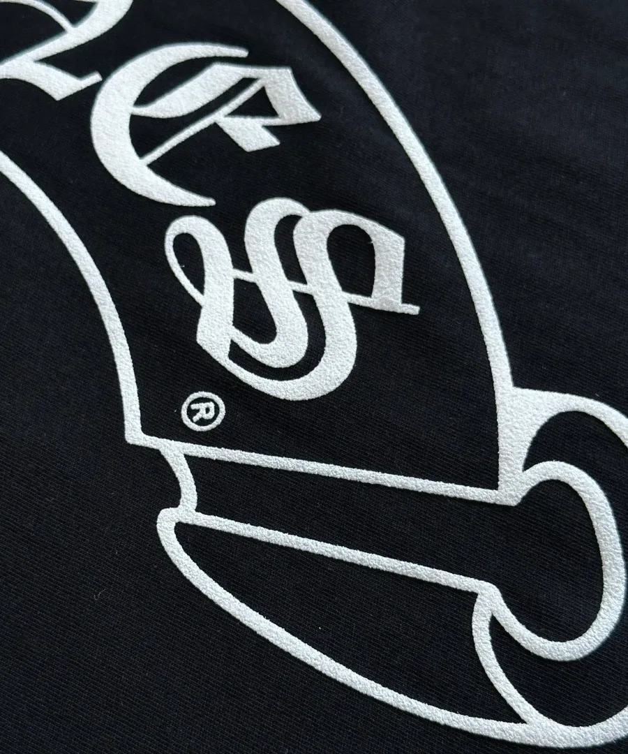 Крупный план принта на спине лонгслива Chrome Hearts x Rolling Stones