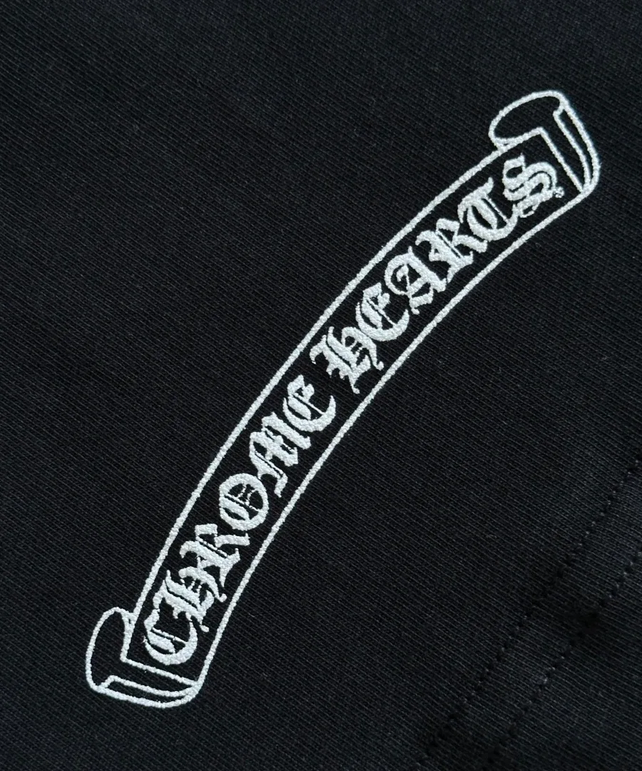 Вышивка Chrome Hearts на рукаве лонгслива