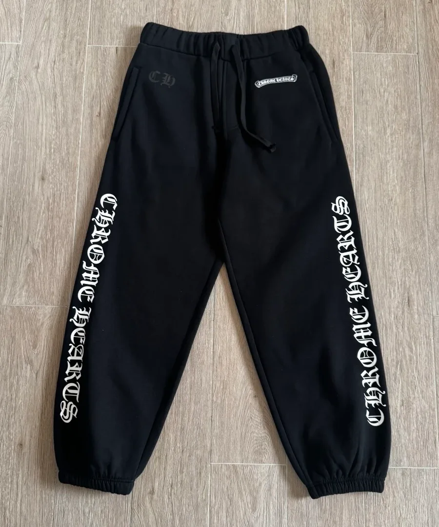 Черные спортивные штаны Chrome Hearts с готическим принтом, вид спереди