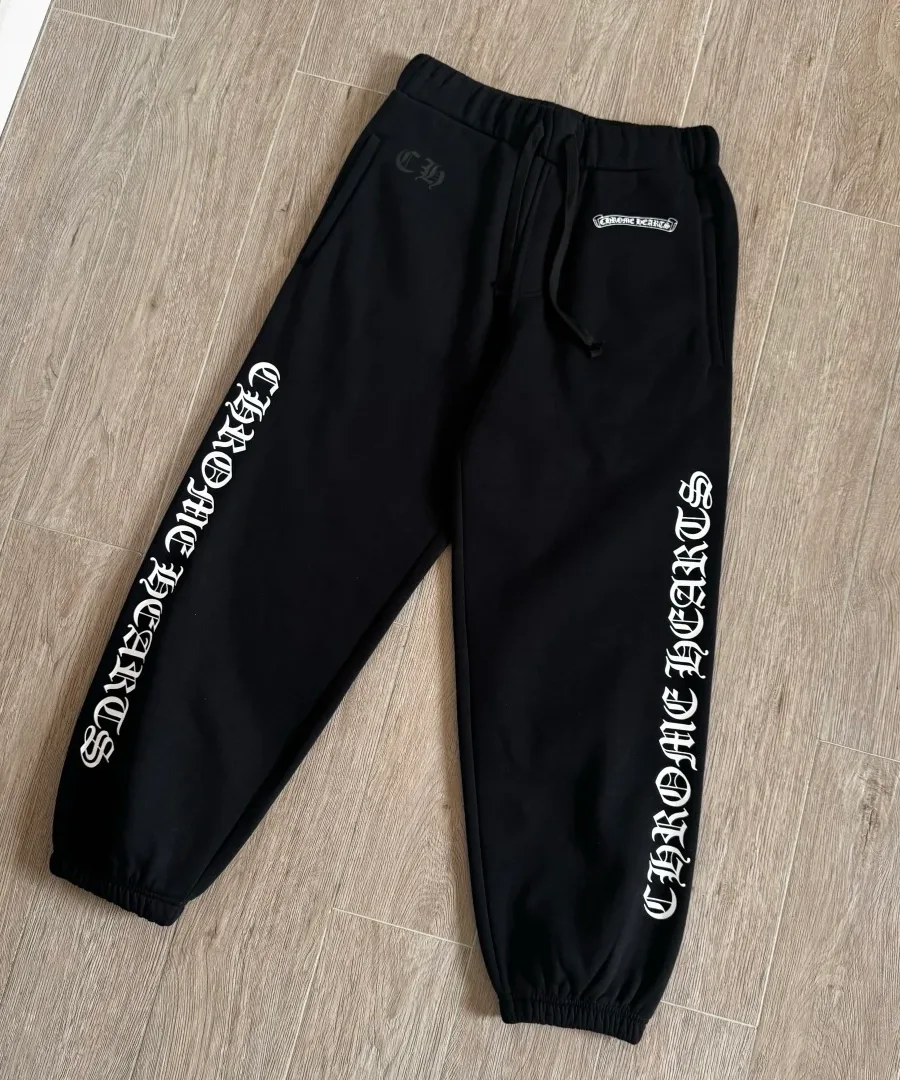 Черные джоггеры Chrome Hearts, вид спереди под углом