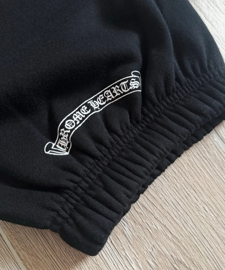 Нижний манжет черных штанов Chrome Hearts с принтом