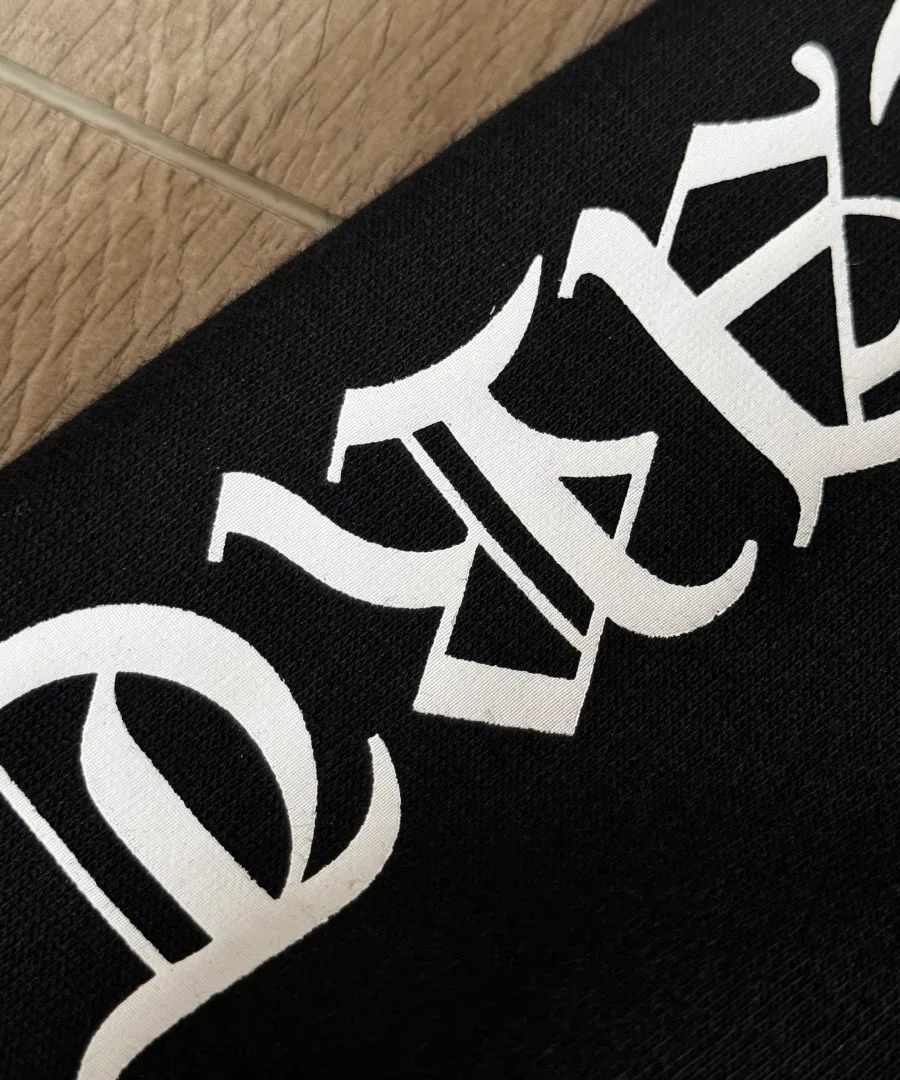 Деталь готического шрифта Chrome Hearts на штанине
