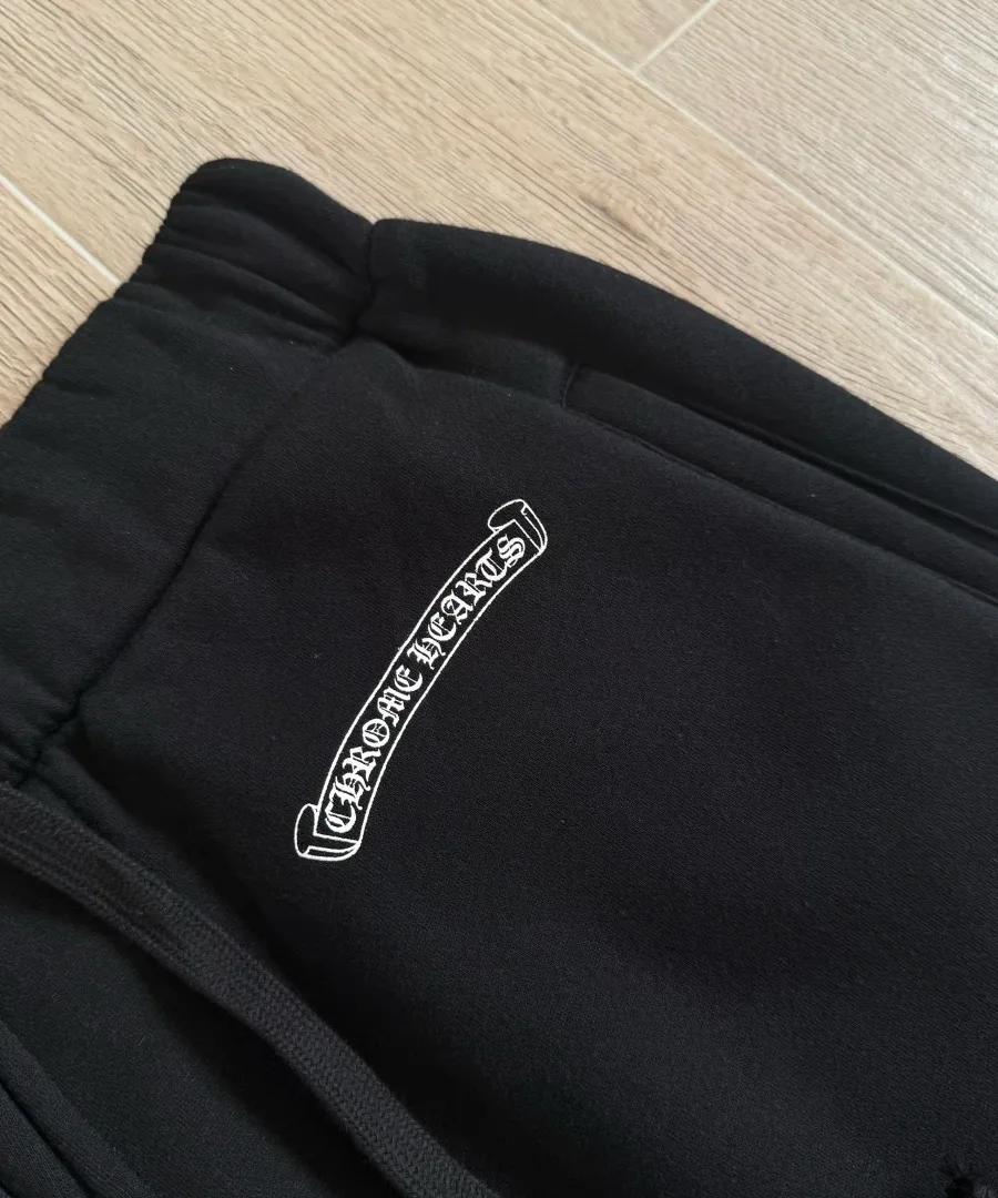 Деталь кармана черных штанов Chrome Hearts с логотипом