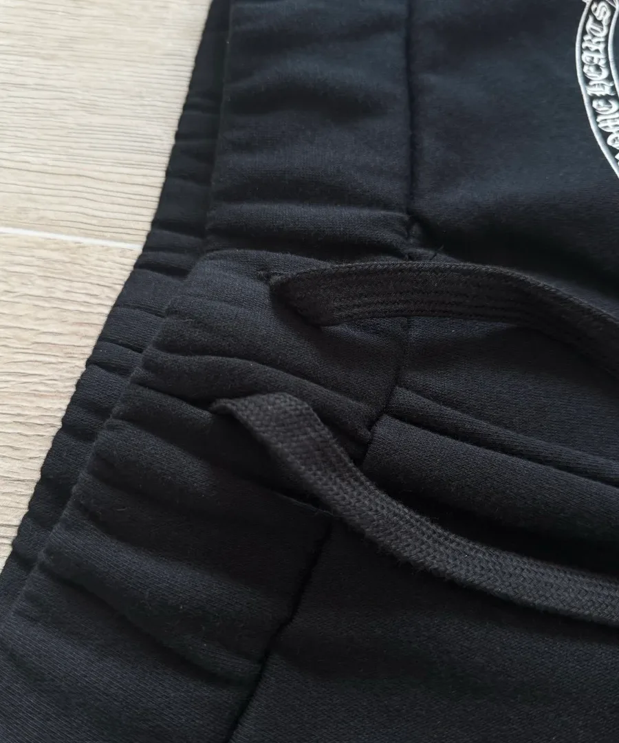 Эластичный пояс со шнурком на черных штанах Chrome Hearts