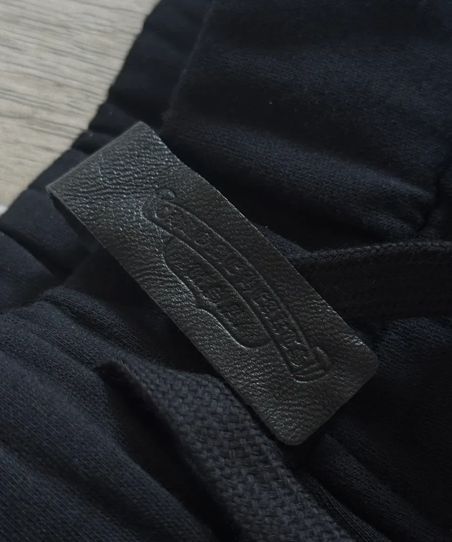 Кожаная нашивка на поясе черных штанов Chrome Hearts