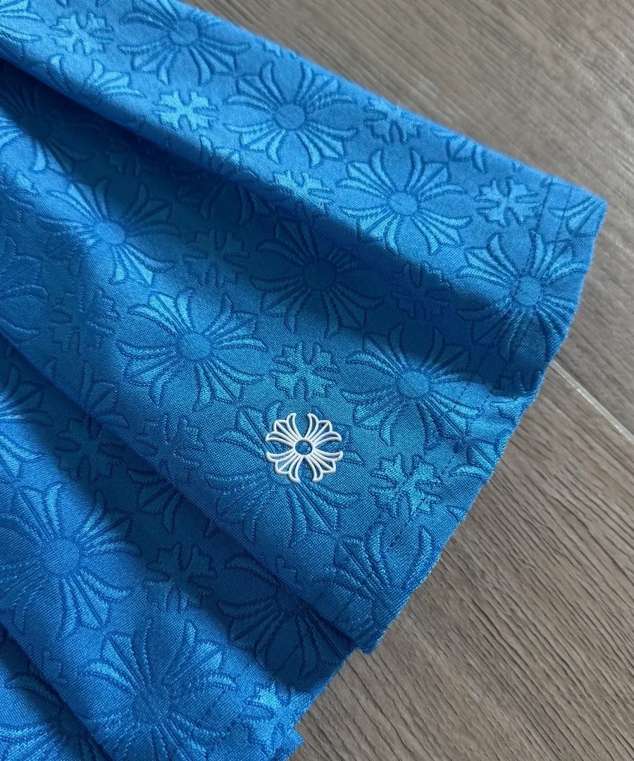 Серебряная деталь на подоле юбки Chrome Hearts
