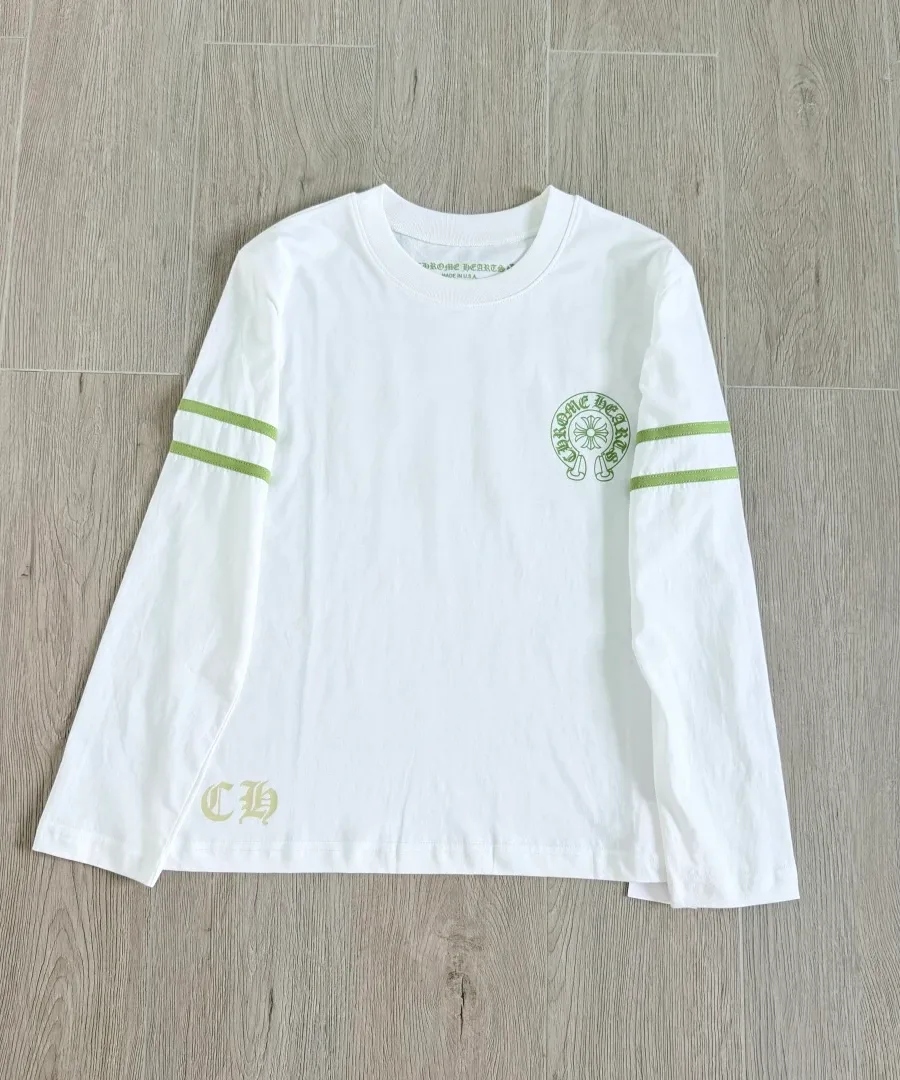 Белый женский лонгслив Chrome Hearts с зеленым принтом, вид спереди