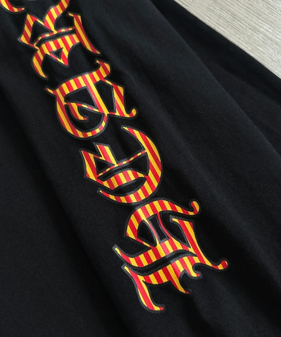 Текстура принта на рукаве лонгслива Chrome Hearts
