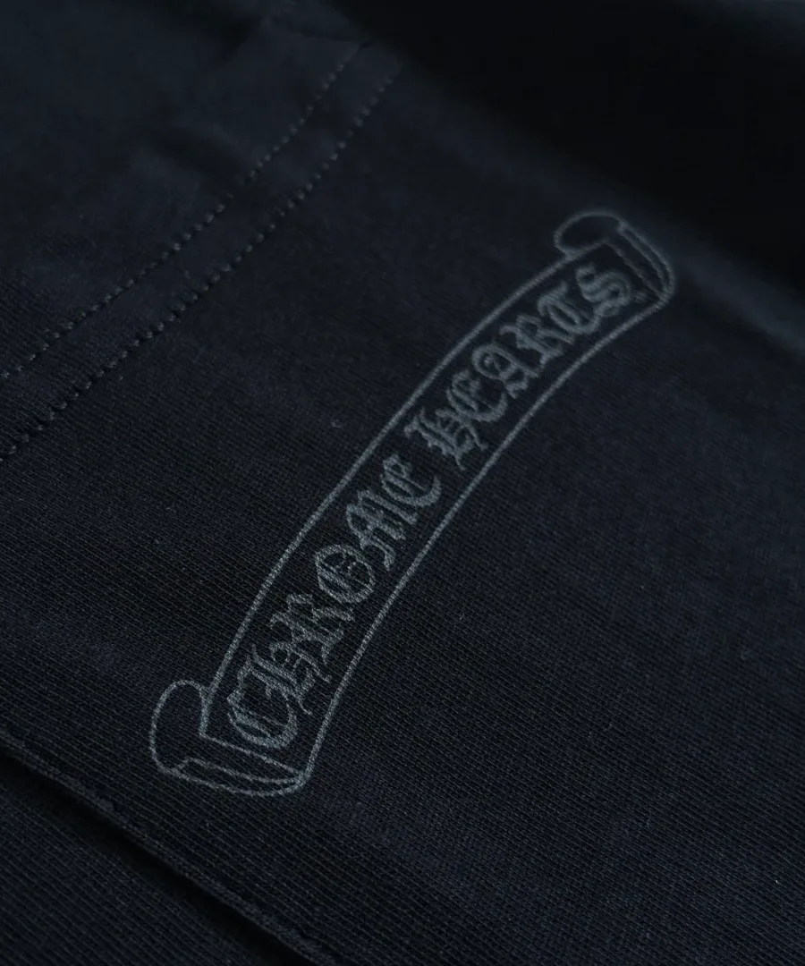 Принт на нагрудном кармане лонгслива Chrome Hearts