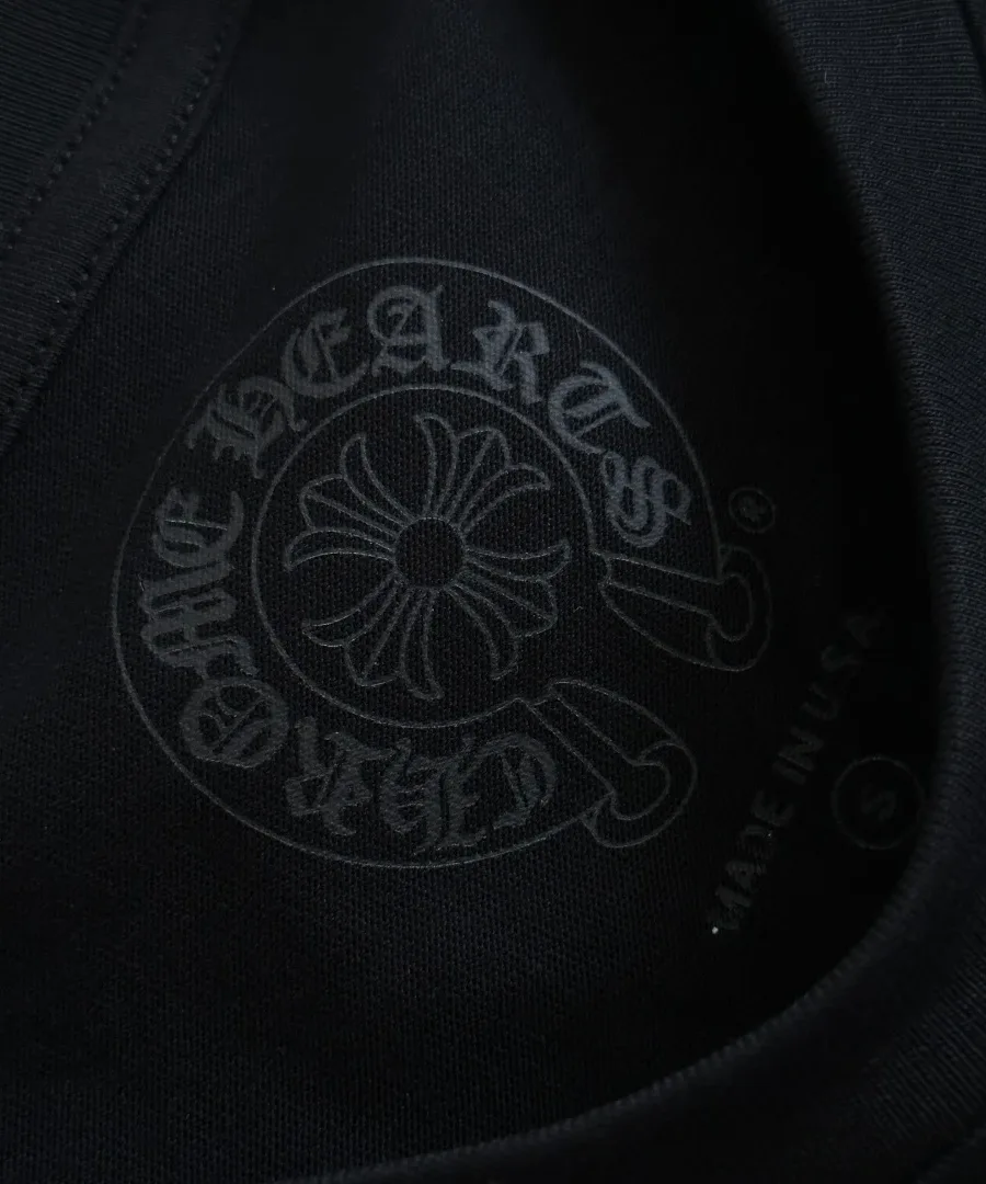 Внутренний принт на горловине лонгслива Chrome Hearts