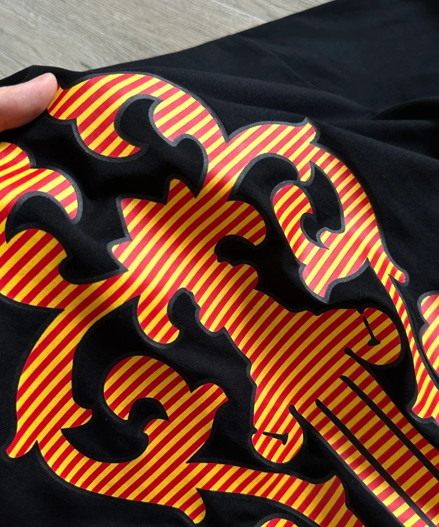Деталь принта на спине лонгслива Chrome Hearts