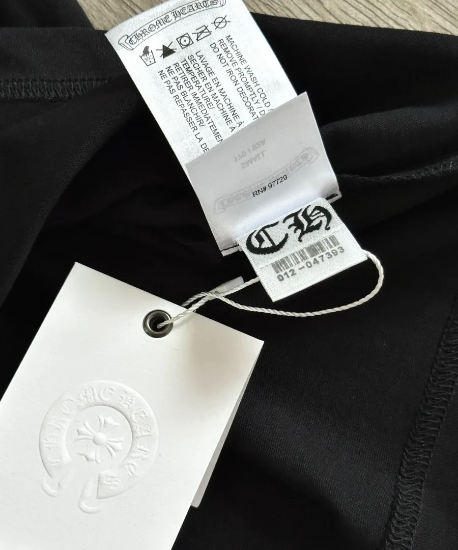 Фирменная бирка лонгслива Chrome Hearts