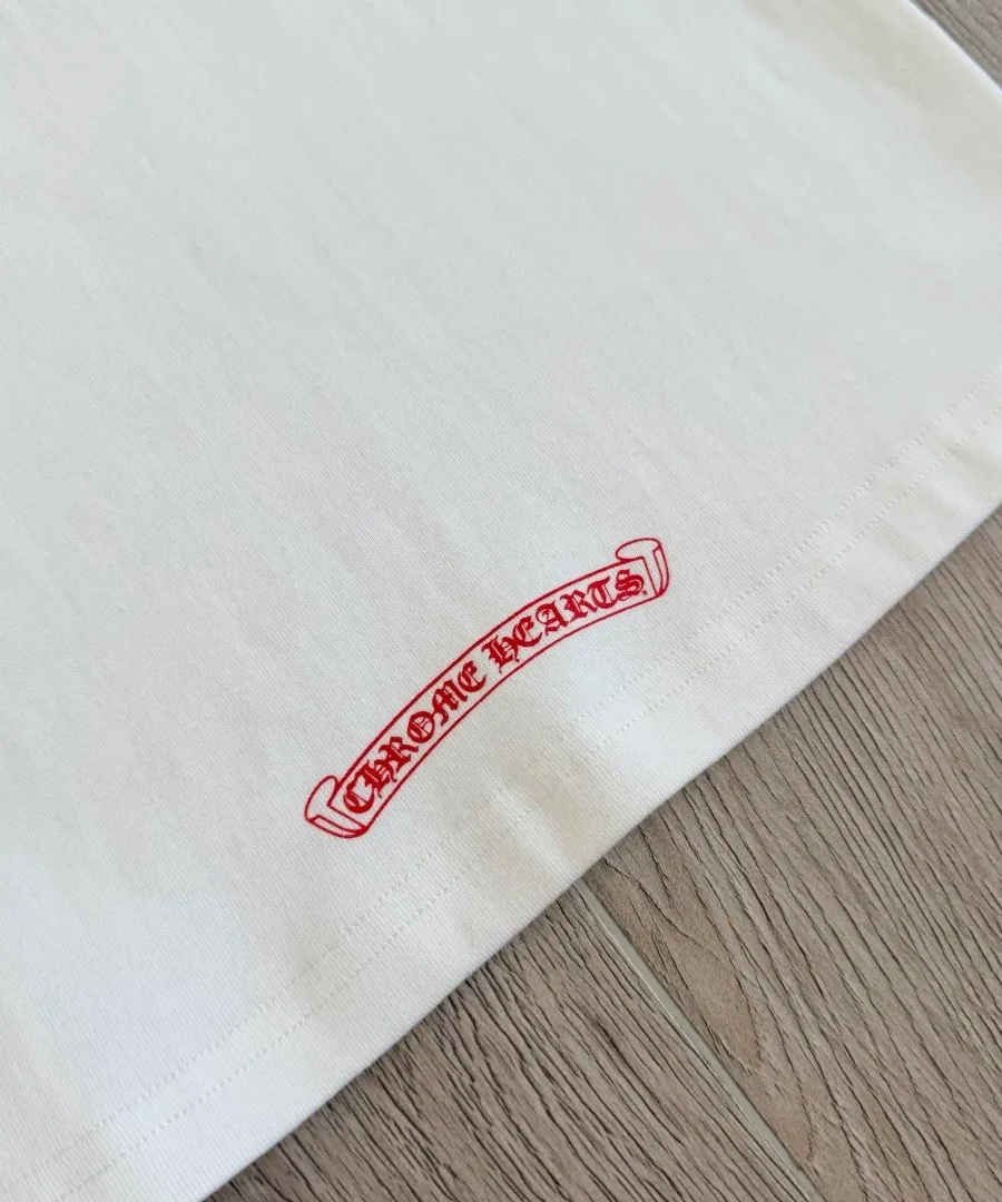 Красный текстовый логотип Chrome Hearts на спинке платья
