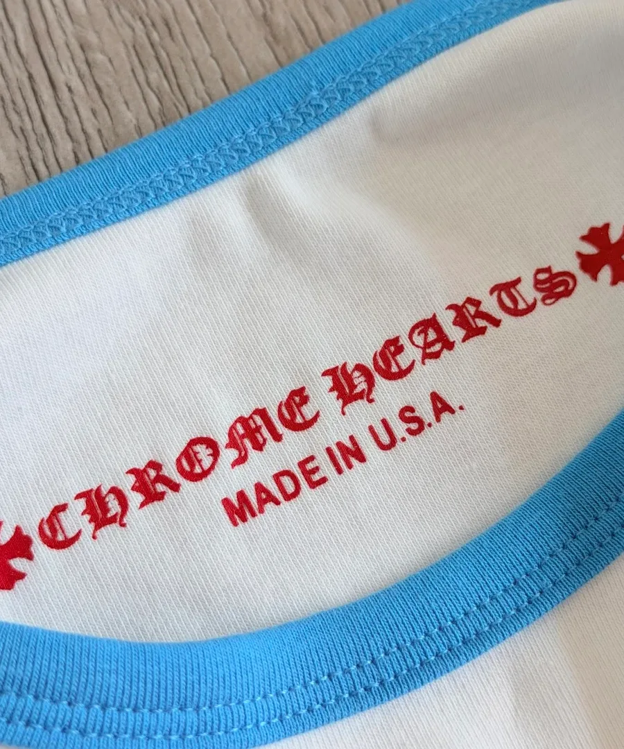 Крупный план шва горловины и принта Chrome Hearts