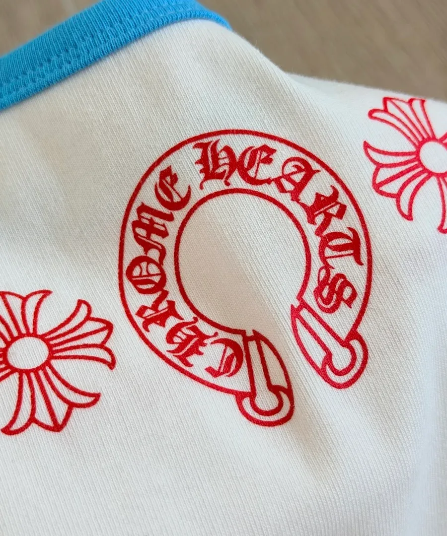 Деталь красного принта с подковой Chrome Hearts