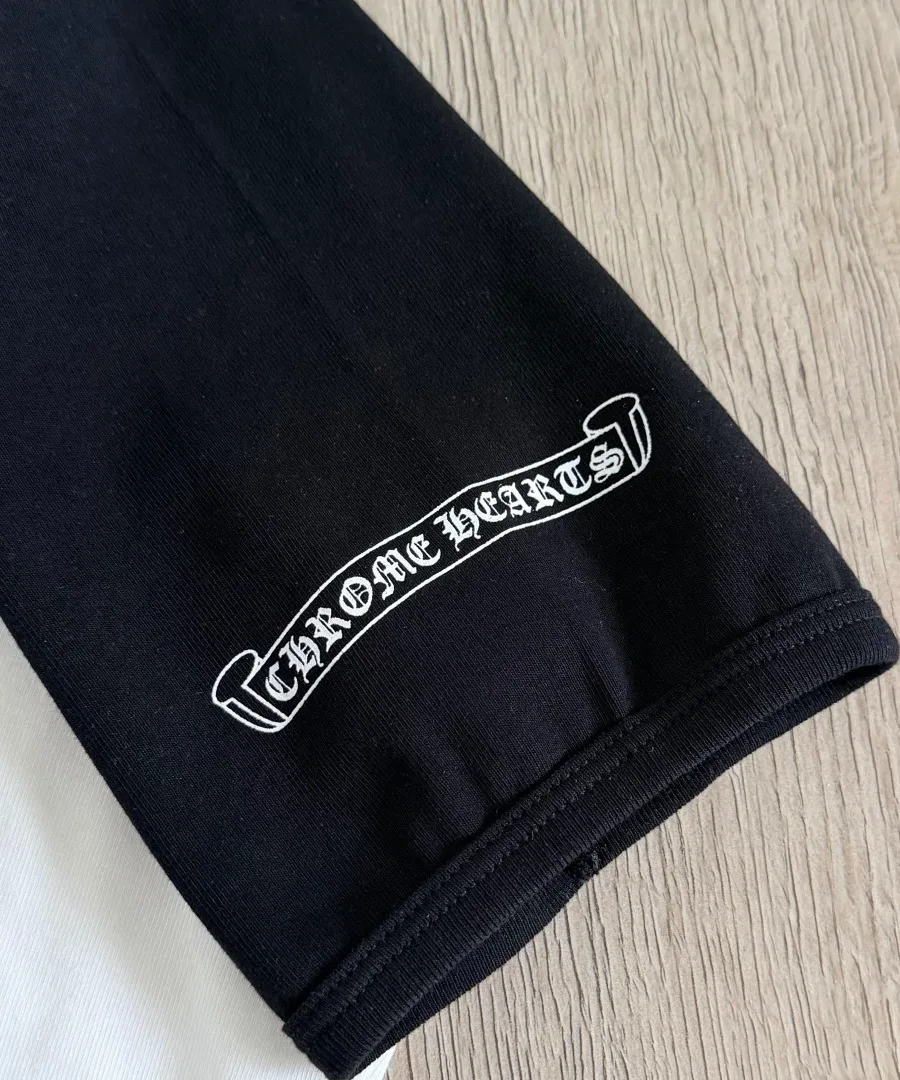 Принт Chrome Hearts на рукаве крупным планом