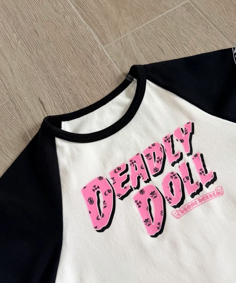 Деталь воротника и принт спереди топа Chrome Hearts x Deadly Doll