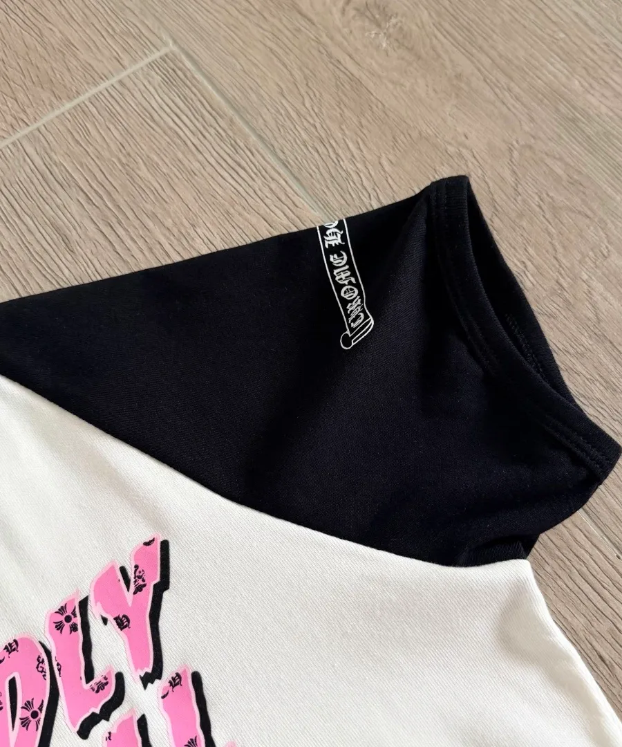 Логотип Chrome Hearts на рукаве топа
