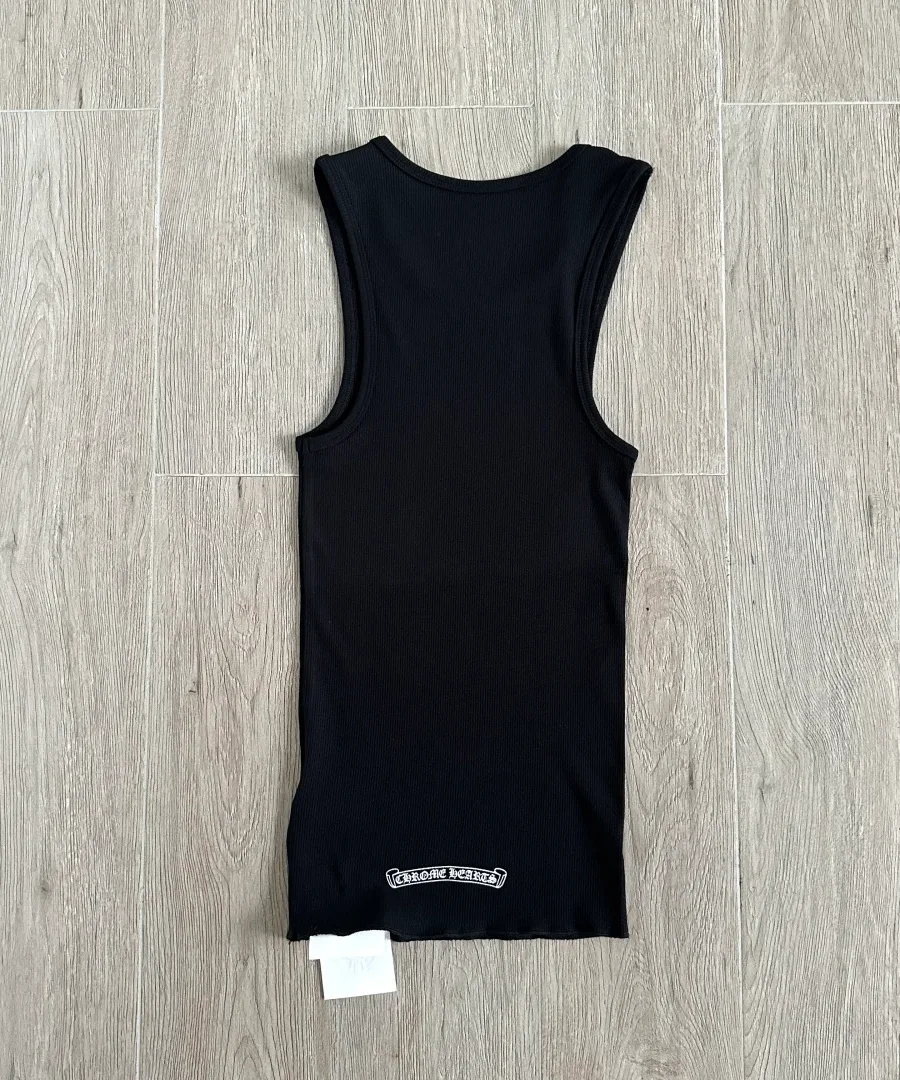 Вид сзади черной майки Chrome Hearts