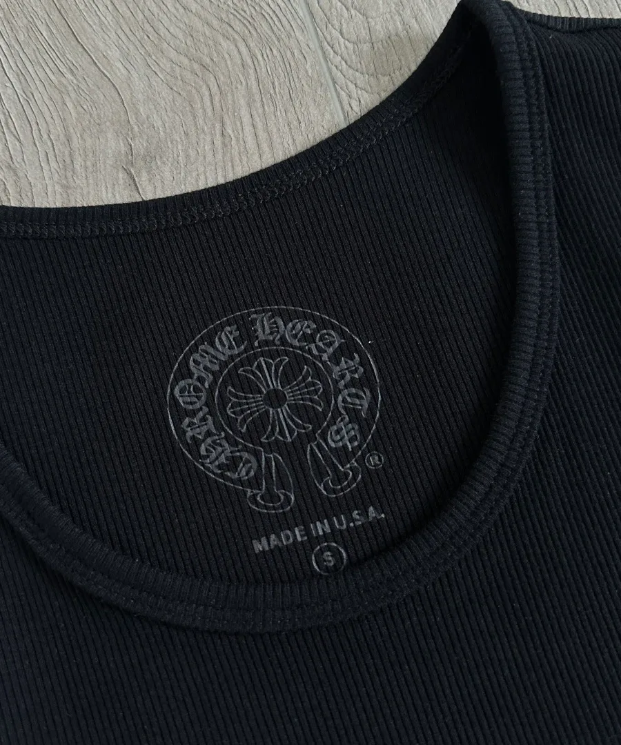 Принт с логотипом Chrome Hearts на внутренней стороне горловины