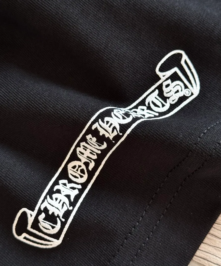 Принт на рукаве черного лонгслива Chrome Hearts