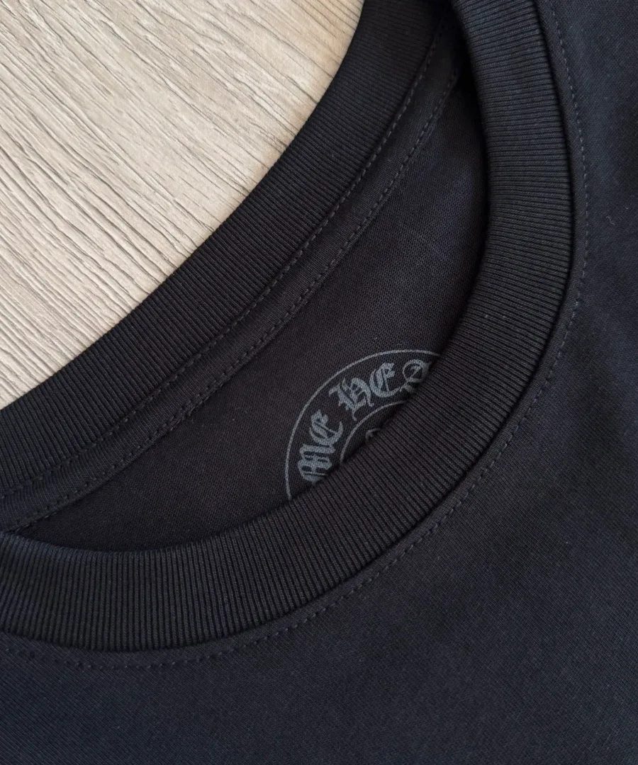 Круглый вырез горловины черного лонгслива Chrome Hearts