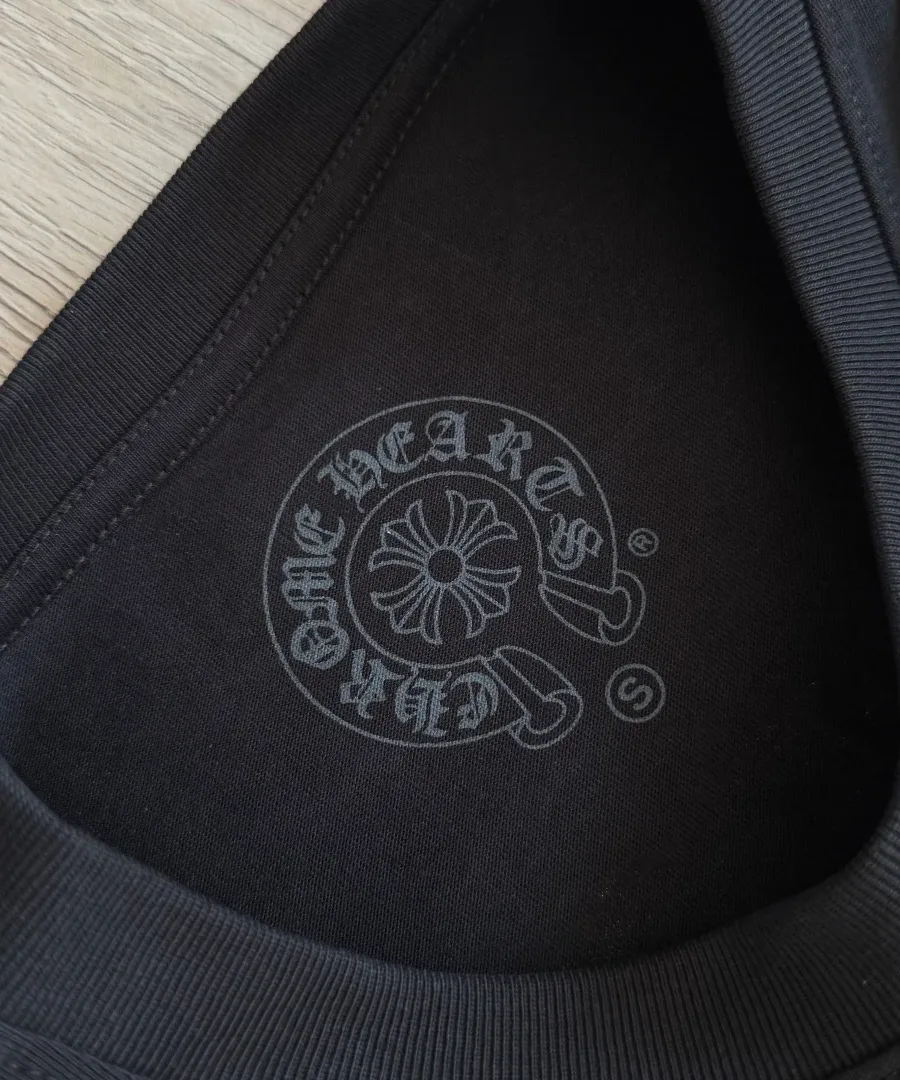Внутренний принт с логотипом на горловине черного лонгслива Chrome Hearts