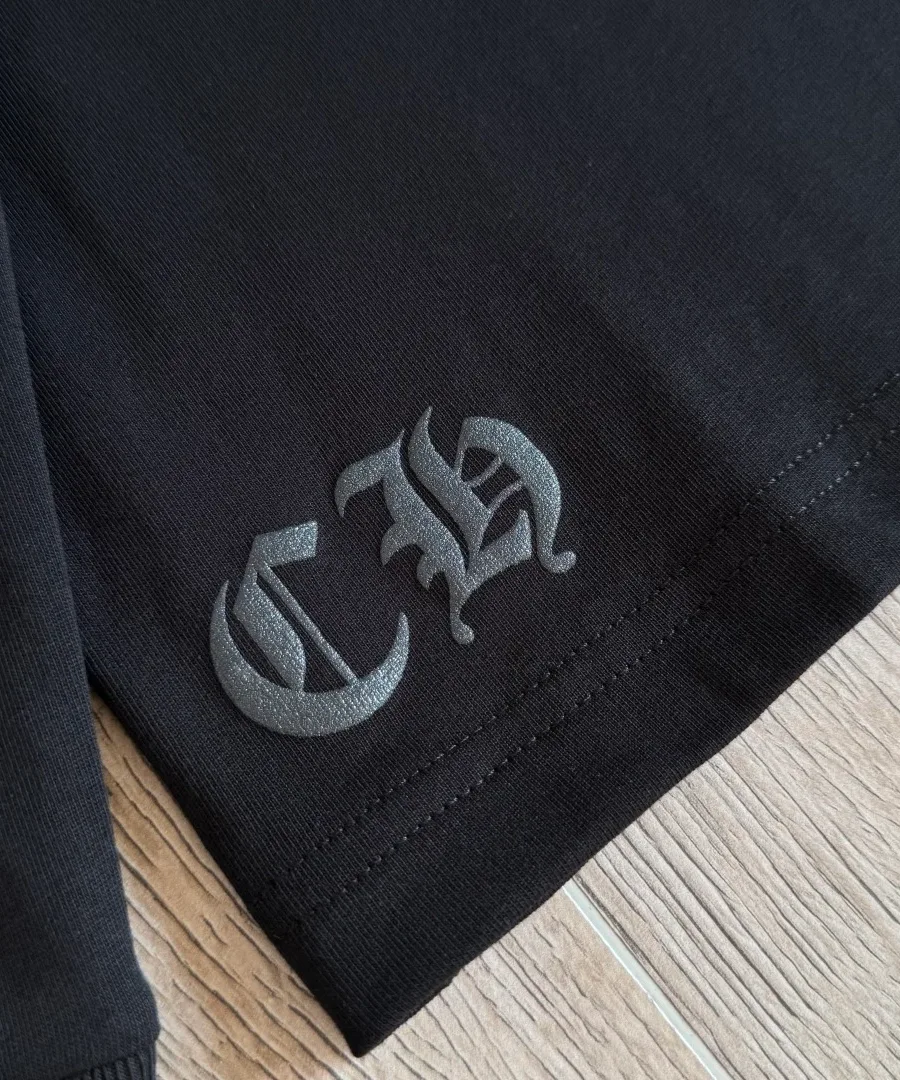 Вышитый логотип CH на подоле черного лонгслива Chrome Hearts