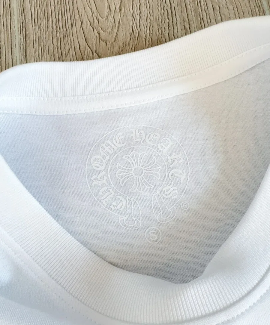 Внутренний принт с логотипом на горловине белого лонгслива Chrome Hearts
