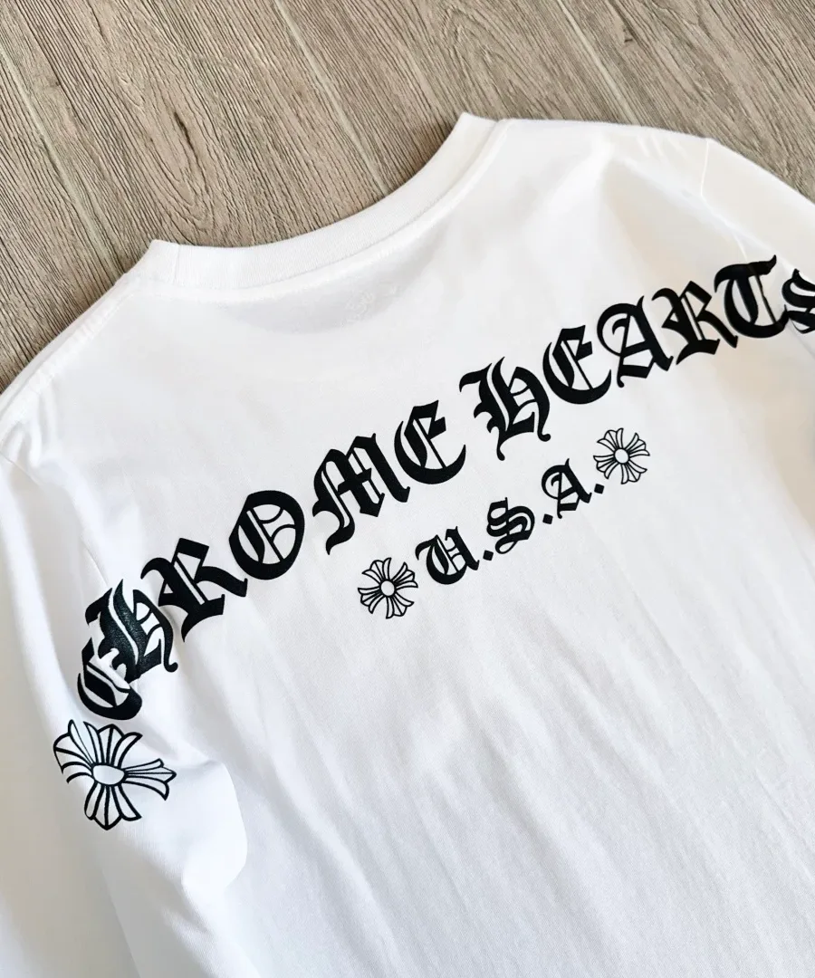 Крупный план принта на спине белого лонгслива Chrome Hearts
