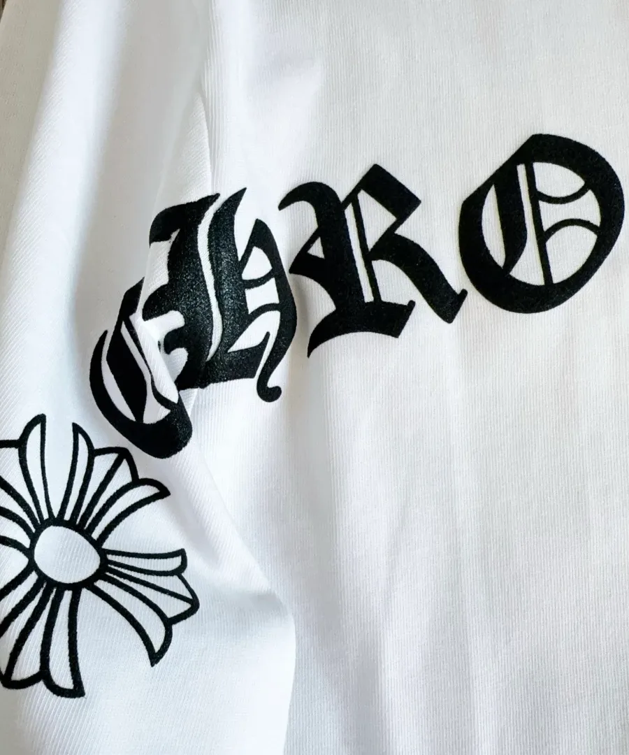 Деталь готического принта на спине белого лонгслива Chrome Hearts