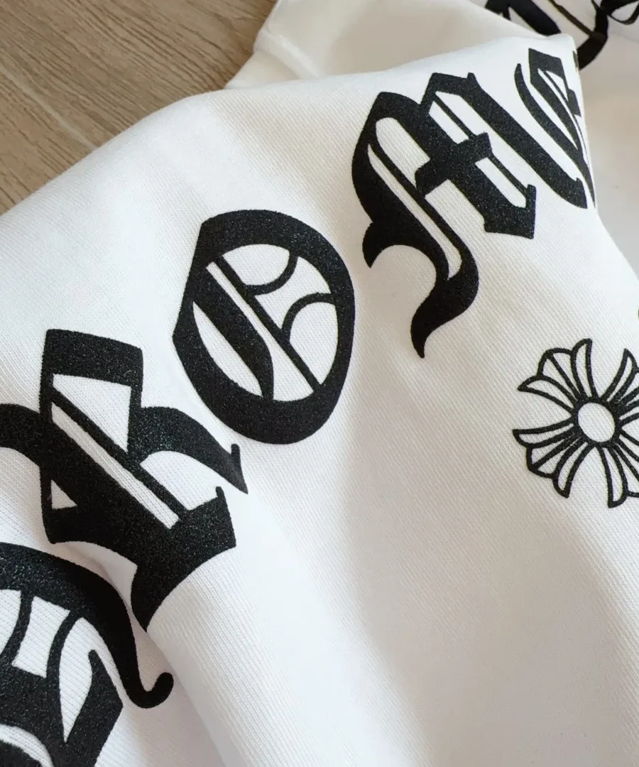 Деталь текстурного принта на белом лонгсливе Chrome Hearts