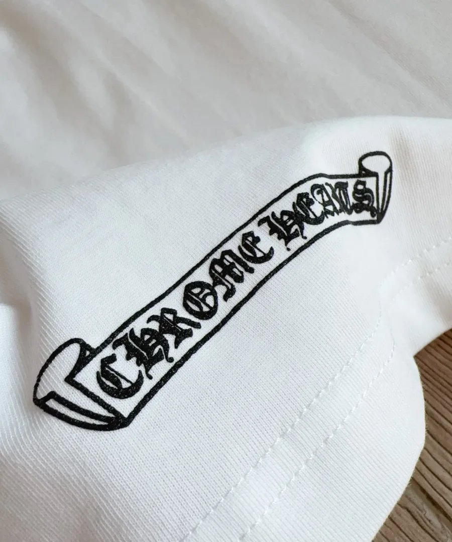 Принт на рукаве белого лонгслива Chrome Hearts