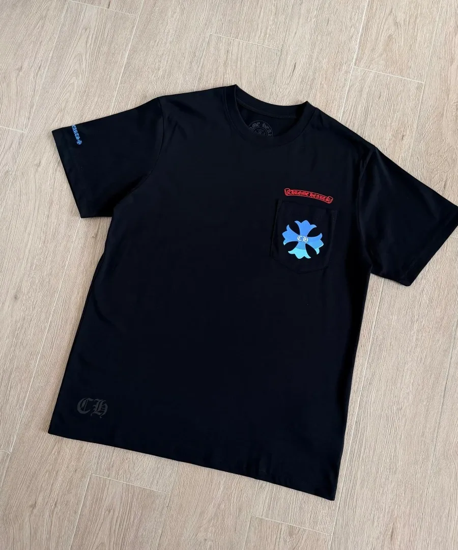 Черная футболка Chrome Hearts Harajuku Limited, вид спереди под углом