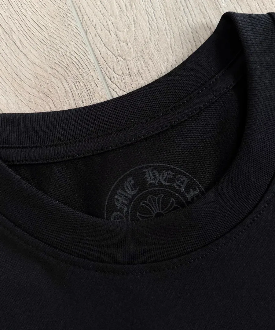 Внутренняя сторона горловины черной футболки Chrome Hearts