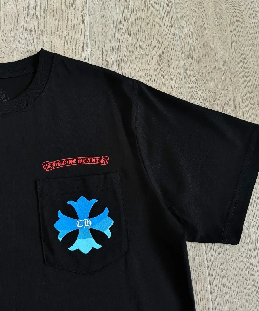 Накладной карман с принтом на черной футболке Chrome Hearts