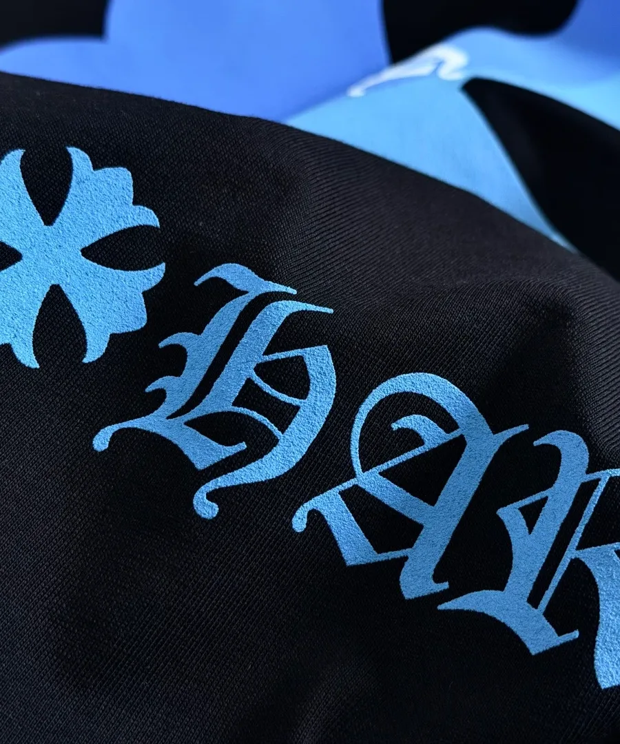 Деталь принта Harajuku на черной футболке Chrome Hearts