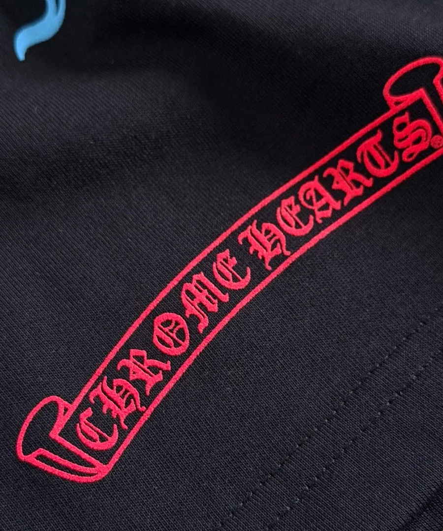 Красный текстовый принт Chrome Hearts на черной футболке