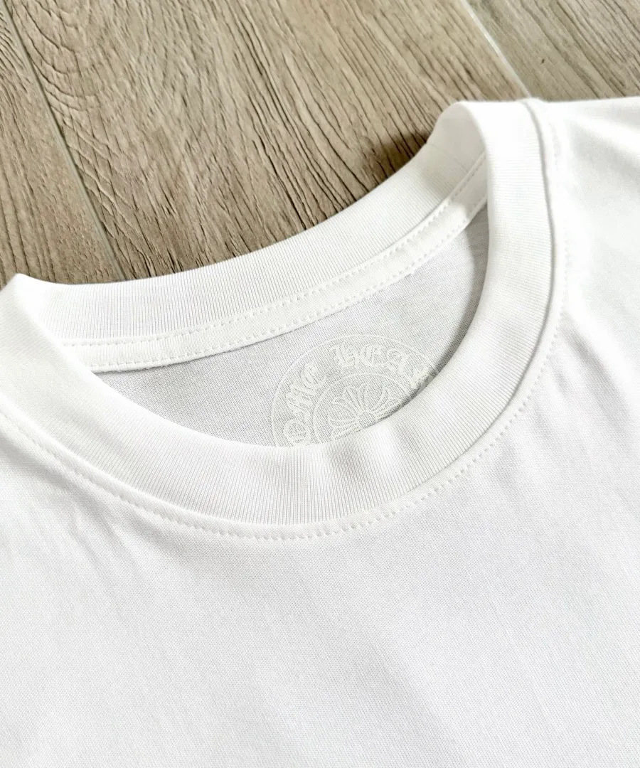 Горловина белой футболки Chrome Hearts