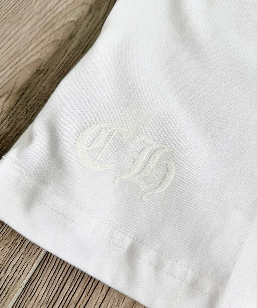 Тональный принт CH на белой футболке Chrome Hearts