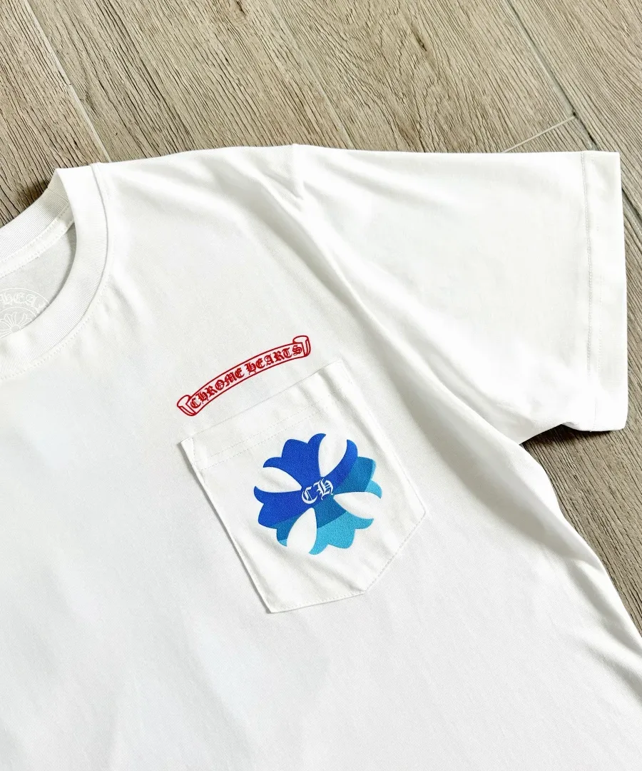 Карман с принтом на белой футболке Chrome Hearts