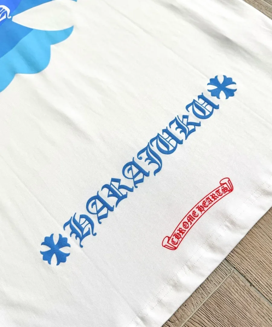 Принт Harajuku и Chrome Hearts на белой футболке