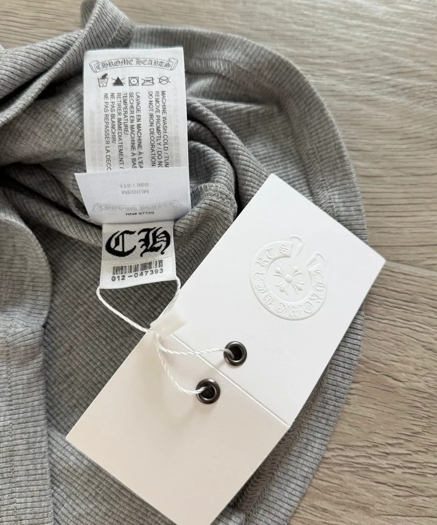 Внутренняя бирка серого платья Chrome Hearts