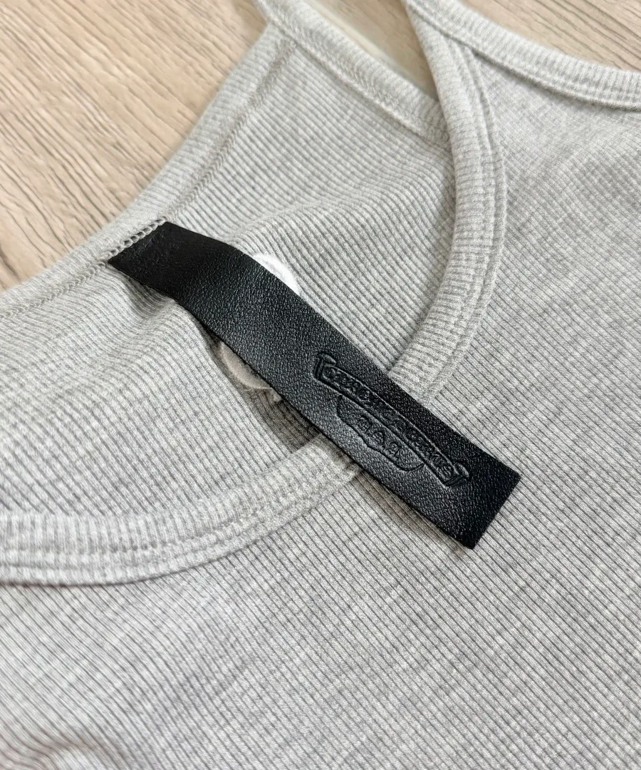 Кожаный ярлык Chrome Hearts на горловине платья