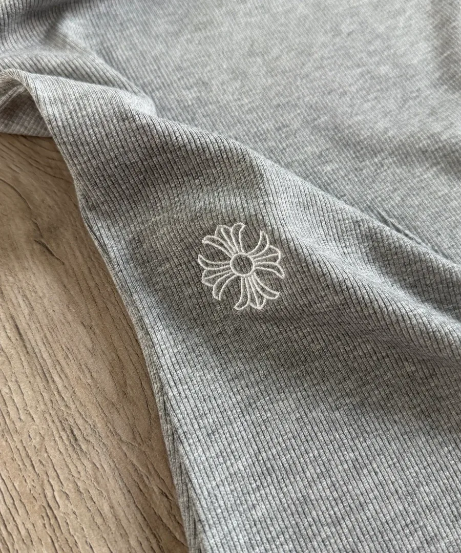 Вышивка фирменного креста Chrome Hearts на платье