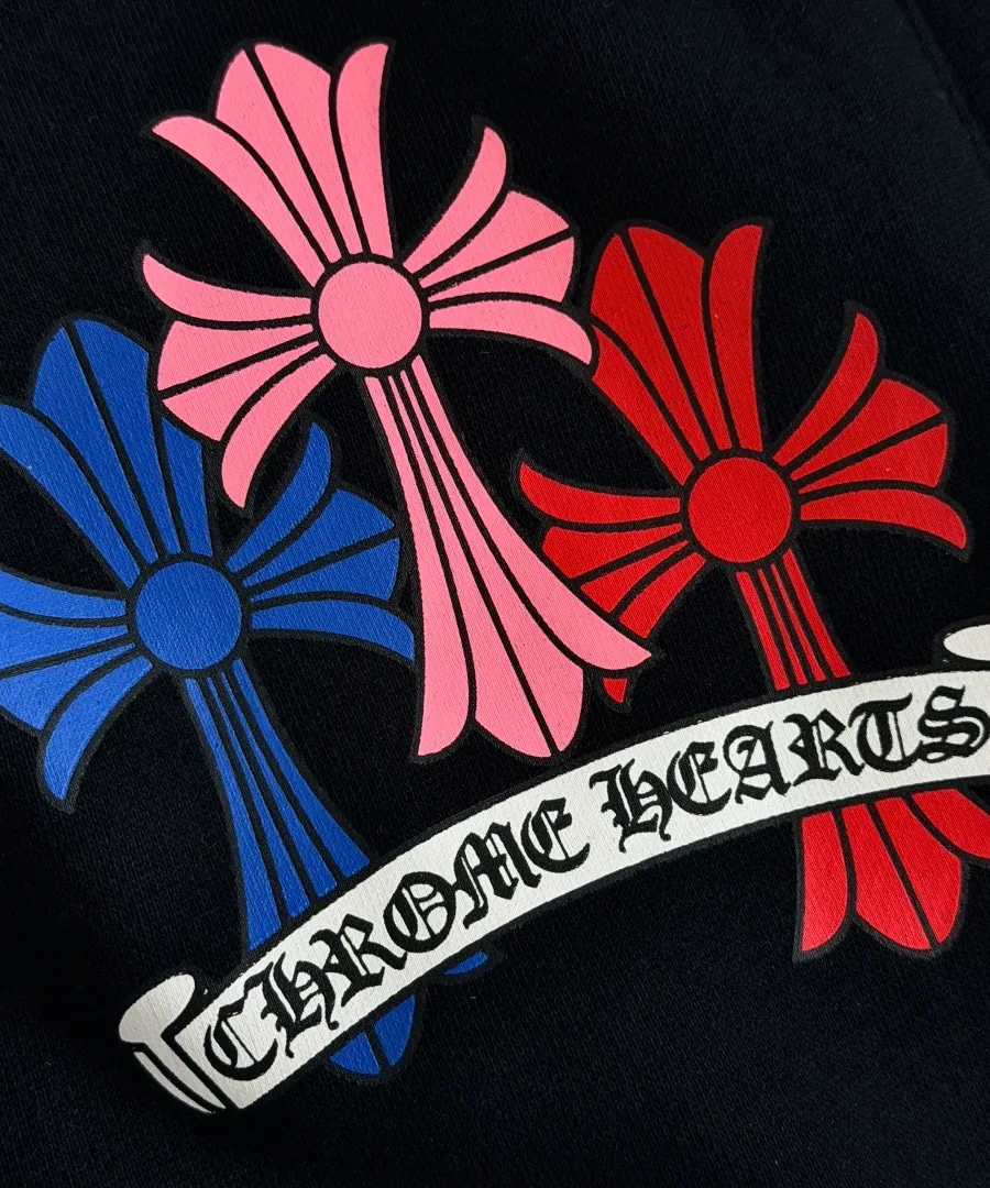 Принт с тройным крестом и логотипом Chrome Hearts на бедре