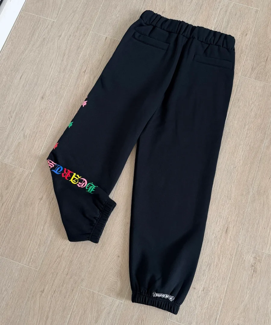 Черные джоггеры Chrome Hearts, вид сзади под углом