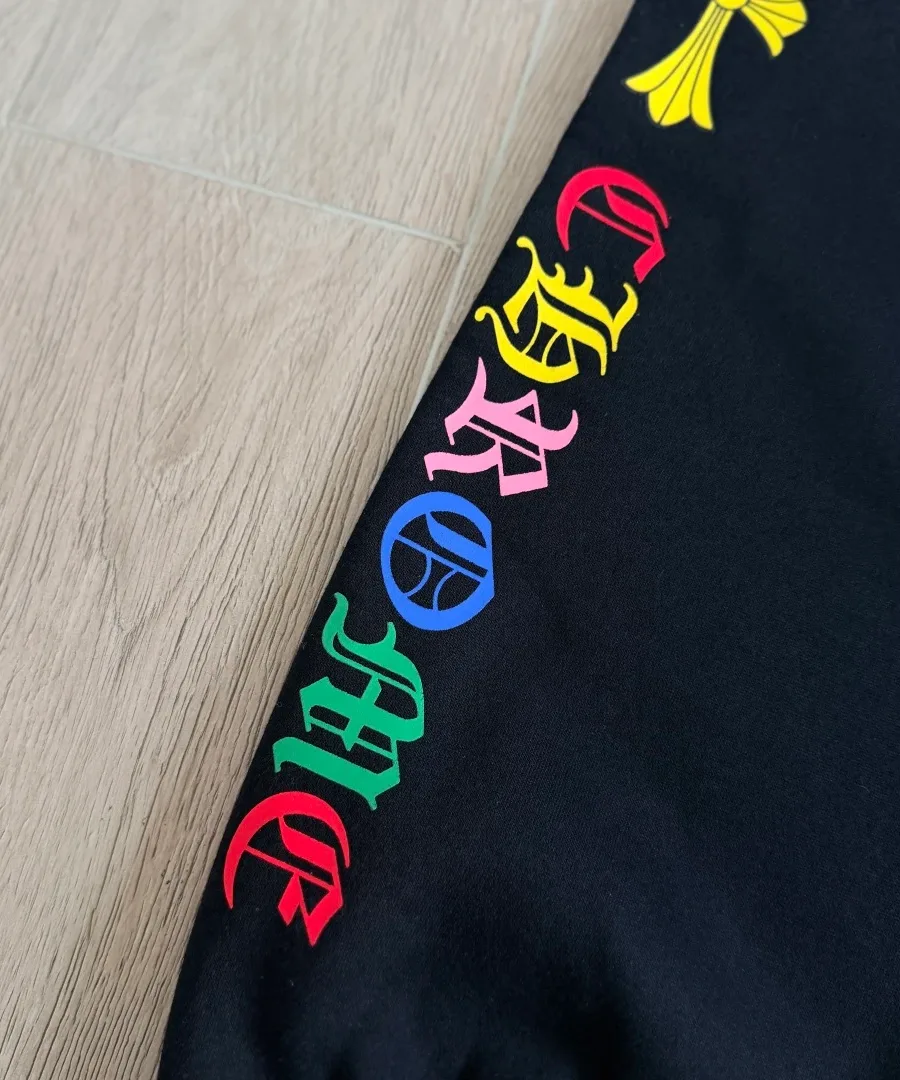 Деталь разноцветного логотипа Chrome Hearts на штанине