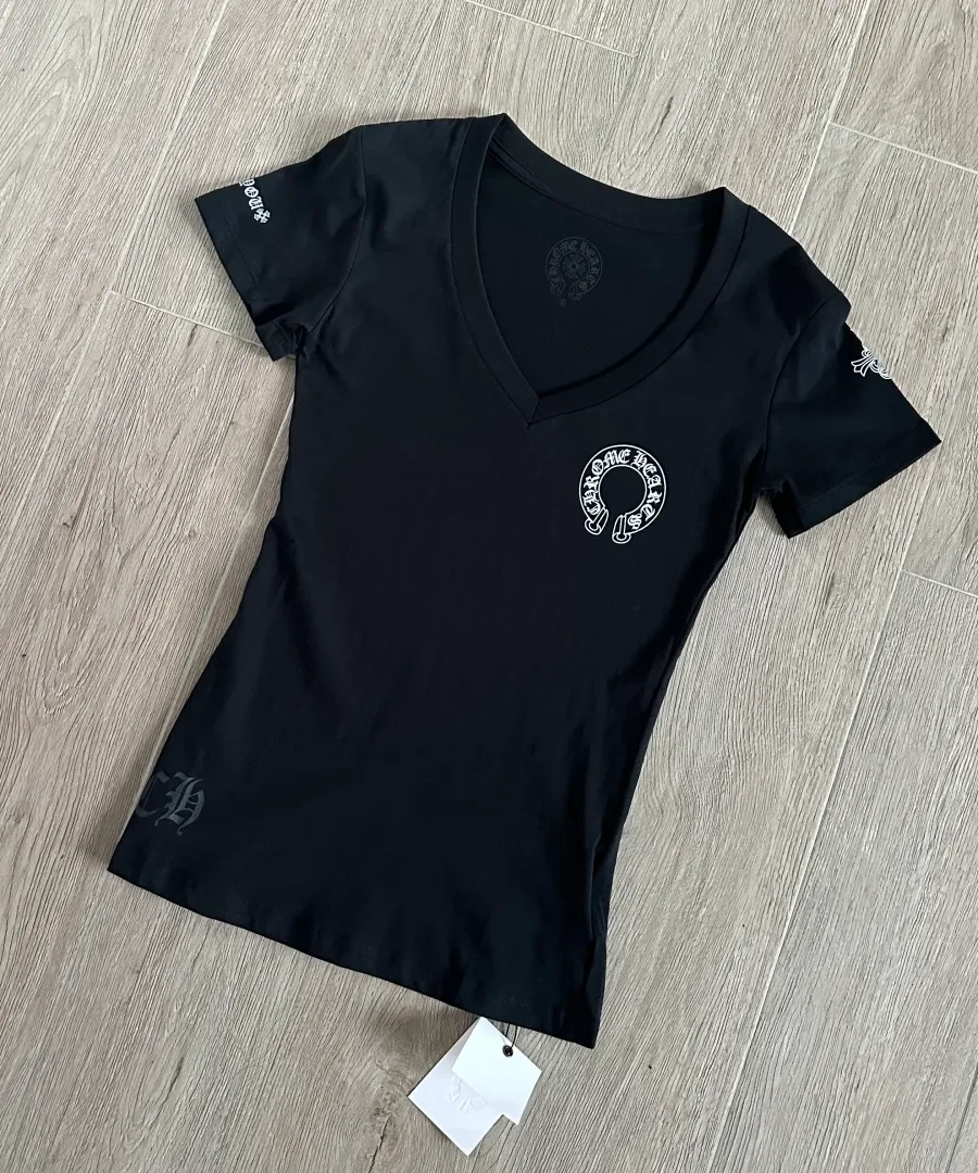 Черная женская футболка Chrome Hearts с V-образным вырезом под углом